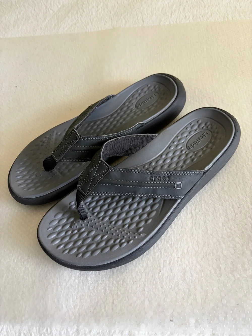 CROCS Men's Gray Flip-Flop‎ Sandals Sz 8